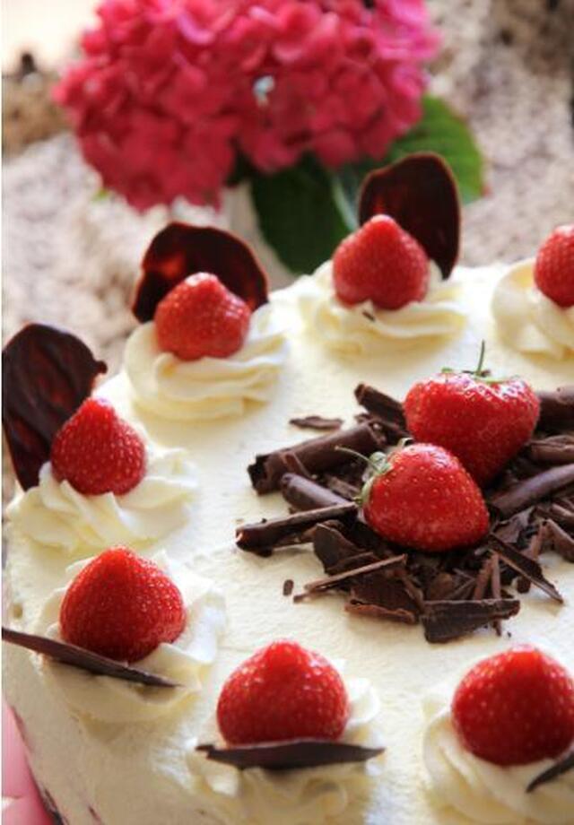 Strawberry Shortcake Cheesecake....for someone who love cheesecake!