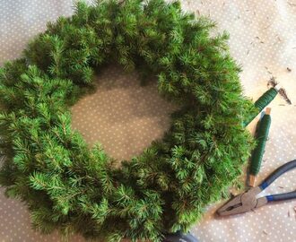 Julpyssel florist: Fin julkrans av gratis material från trädgården