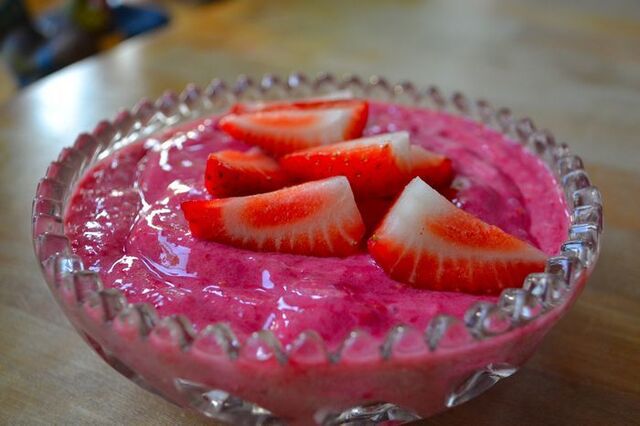 Smoothieglass med färska jordgubbar
