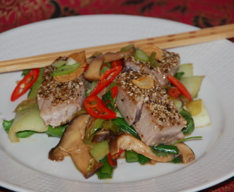 Halstrad tonfisk panerad i koriander och svartpeppar med pak choi och shiitake