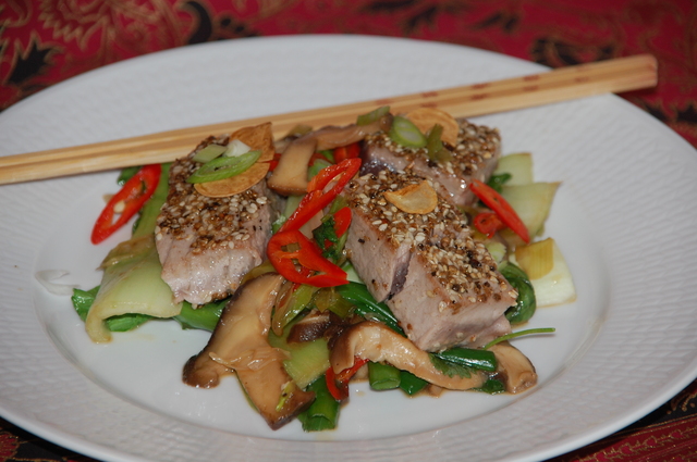 Halstrad tonfisk panerad i koriander och svartpeppar med pak choi och shiitake