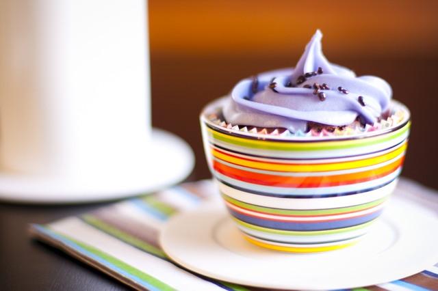 Blåbärsmuffins med frosting av vit choklad