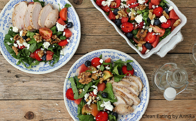 Sallad med vattenmelon, valnötter, bär och feta