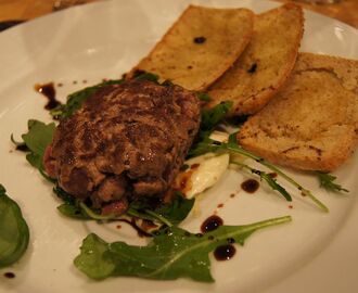 Halstrad oxfilétartar med tryffelmajonäs, sallad & krutonger