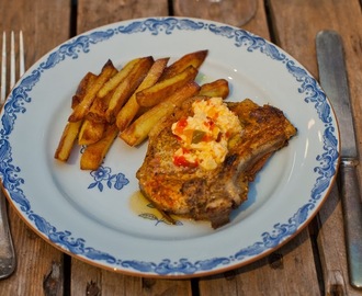 Stekt fläskkotlett med paprikasmör och pommes potatis