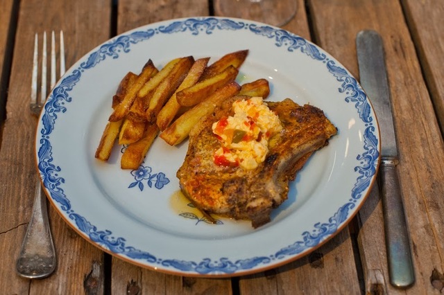 Stekt fläskkotlett med paprikasmör och pommes potatis