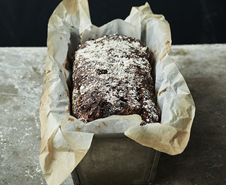 Mörkt bönbröd med frukt och nötter