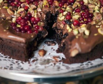 Chokladtårta med pistasch och lingon