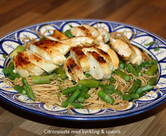 Citronpasta med sparris och kyckling