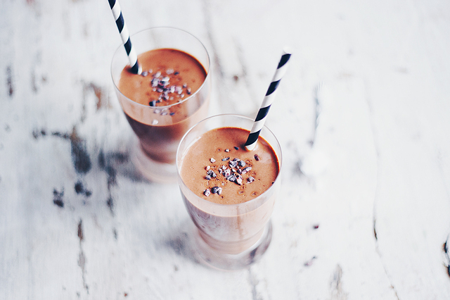 Proteinrik smoothie med choklad, banan och jordnötssmör