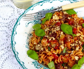 Kikärtspasta med tomatsås, zucchini och valnötter (glutenfritt, vegan)