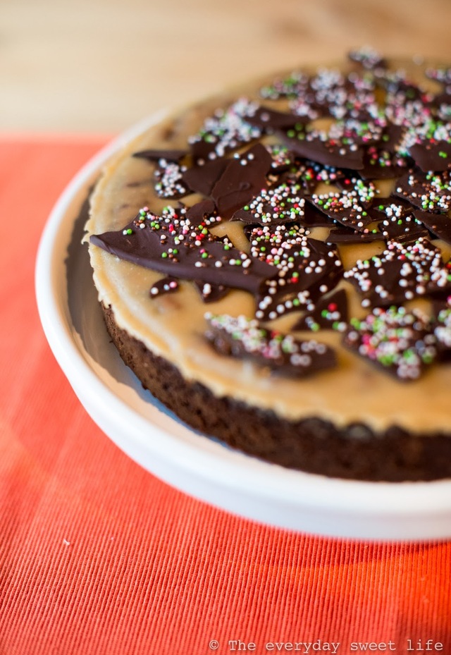 Ballerinakladdkaka med Lonka fudge-topping och ett födelsedagsfirande med söta små halloweenkakor.