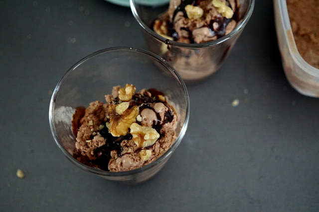 Hemgjord chokladglass med valnötter