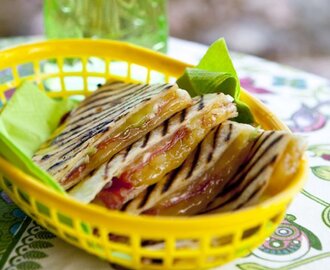 Quesadilla med cheddarost, salami och färsklök