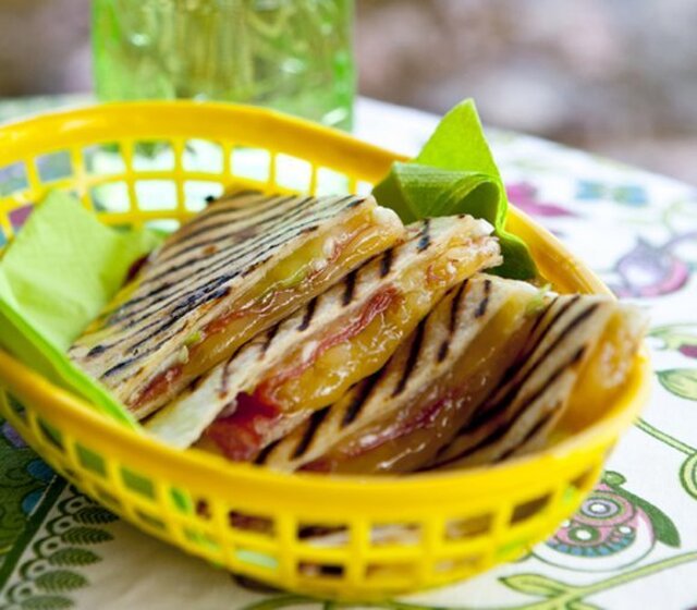 Quesadilla med cheddarost, salami och färsklök