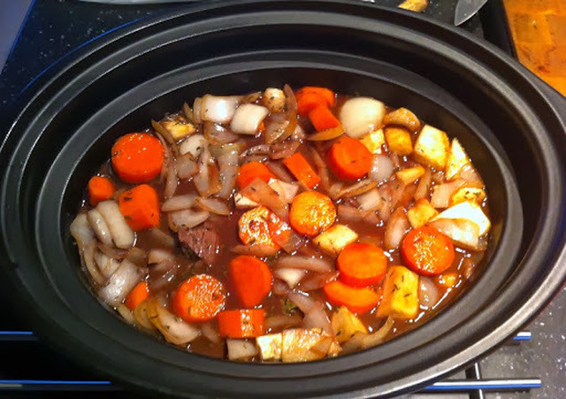 Älggryta i crock-pot med mustiga och klassika smaker