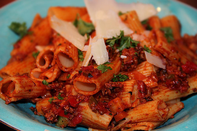 Ragu rigatoni, toppad med parmesan