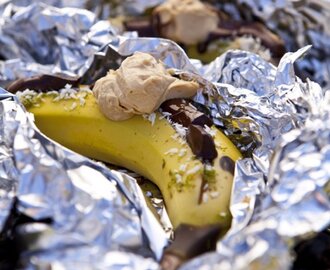 Grillad banan fylld med choklad, lime, ingefära och kokos samt mörk rommascarpone