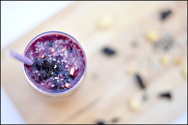 Grön ärtsoppa och acai proteinsmoothie