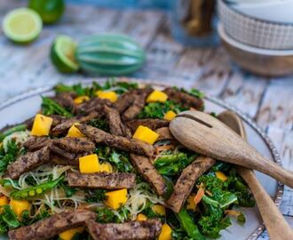 Glasnudelsallad med grönkål, mango och stekt lövbiff