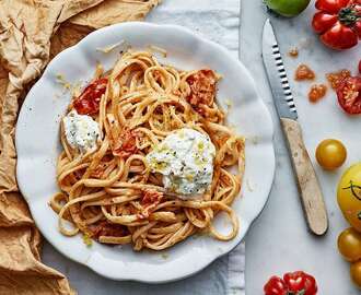 Krämig tomatpasta med citron och burrata