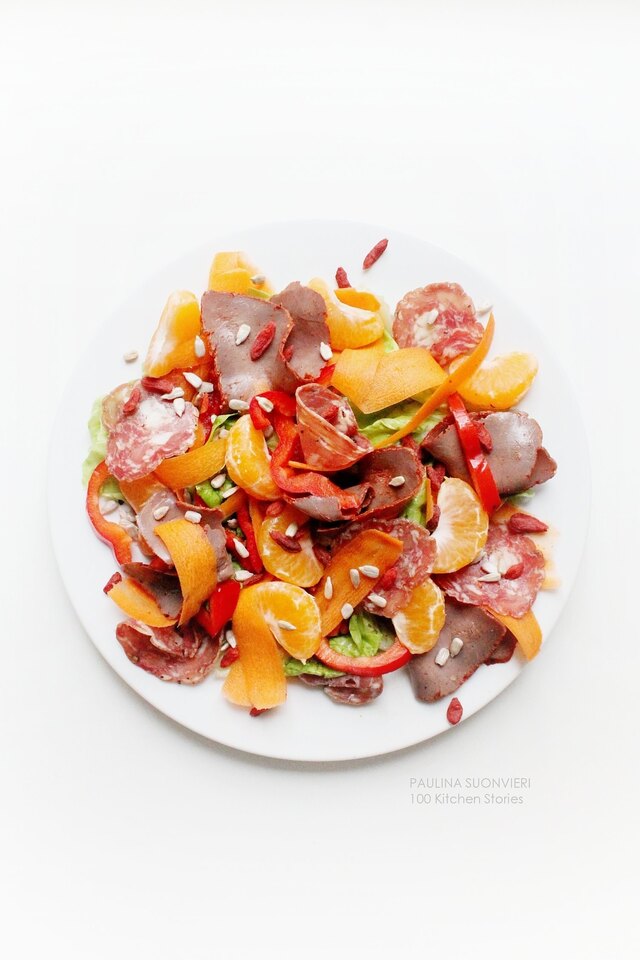 Röd- orange höstsallad med rostbiff, salami & clementin
