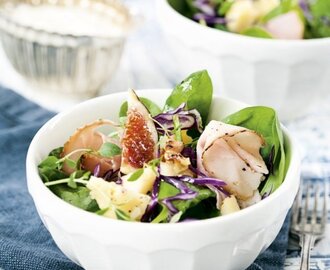 Västerbottensallad med rökt skinka, äpple, valnötsströssel och kryddig äppeldressing