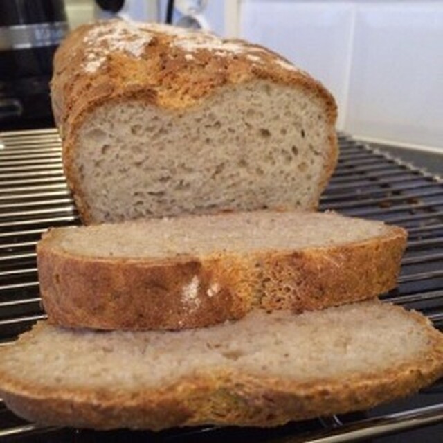 Naturligt glutenfritt vitt bröd med seg och god skorpa!