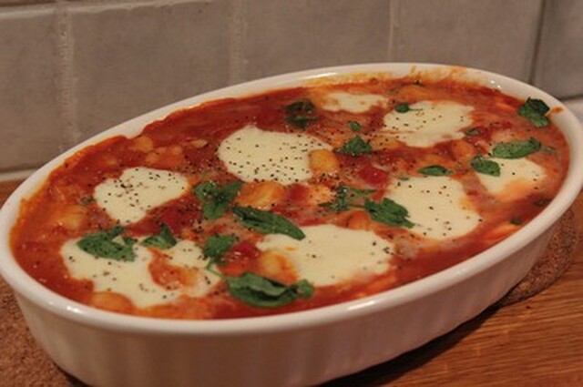 Gnocchigratäng med tomat, mozzarella och basilika