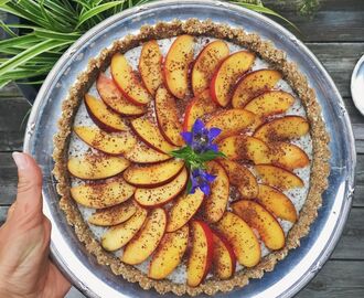 Tarte med nektariner, rabarbercurd och chiapudding (glutenfri)