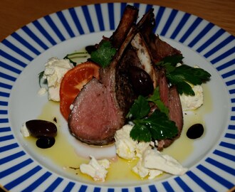 Lammracks med ljummen tomatsallad och ugnsbakade oliver