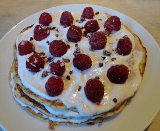 Pannkakstårta av mandelpannkakor