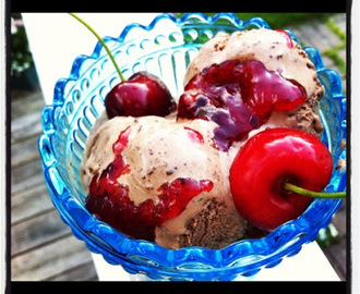 Körsbärssirap med chokladglass förgyller tjejkvällen.