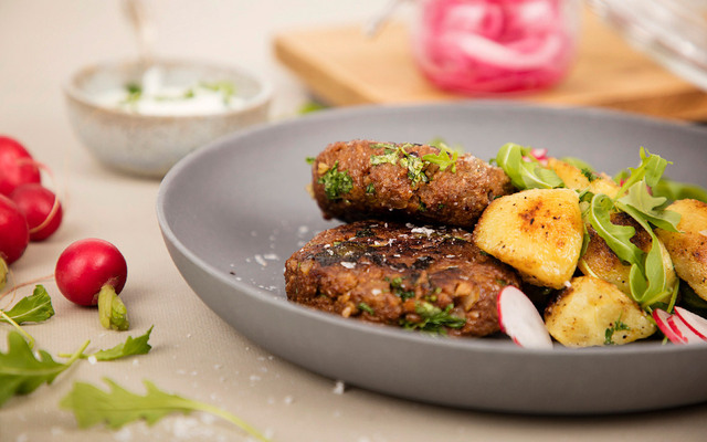 Grekiska biffar med stekt potatis -recept på veganska biffar