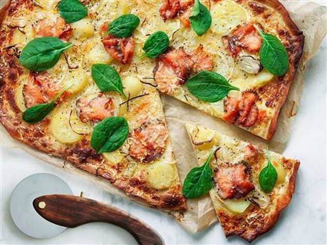 Lax- och potatispizza med pizzasallad