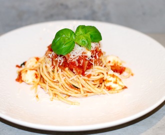 Pasta arrabiata med minimozzarella, färsk basilika & riven parmesan!