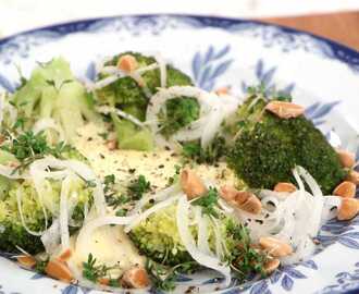 Ångad broccoli med äggkräm, snabbsyltad lök och rostad mandel