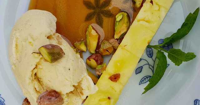 Vanliljglass med mikrad ananas, ingenfärskola och rostade pistagenötter | Recept från Köket.se