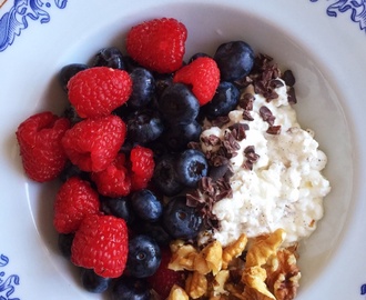 Vaniljkeso med bär, valnötter och kakaonibs - en lördagsfrukost som slår det mesta