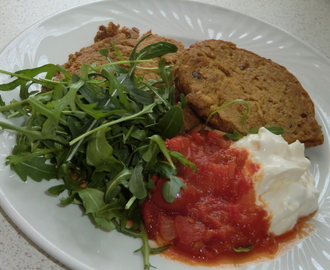 Vegetariska bondbönsbiffar med jordnötssmör samt tomat- och paprikaröra