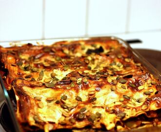 Lasagne med halloumi, auburgine, spenat och pumpakärnor