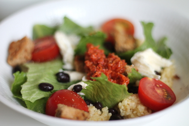 Sallad med svarta bönor, mozarella och tomatdressing