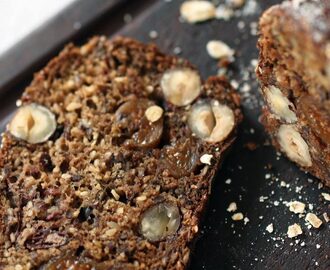 Lättbakat glutenfritt bröd med nötter, frön, frukt och bönor