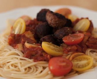 Pasta med tomatsås och köttbullar