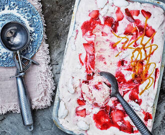 Semifreddo med jordgubbar & maränger