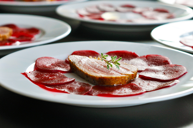 Lättstekt tonfisk med kokta rödbetor