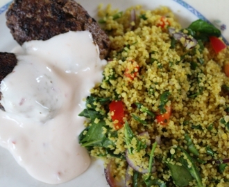 Kryddiga köttfärsbiffar med bulgur och sweet chilisås