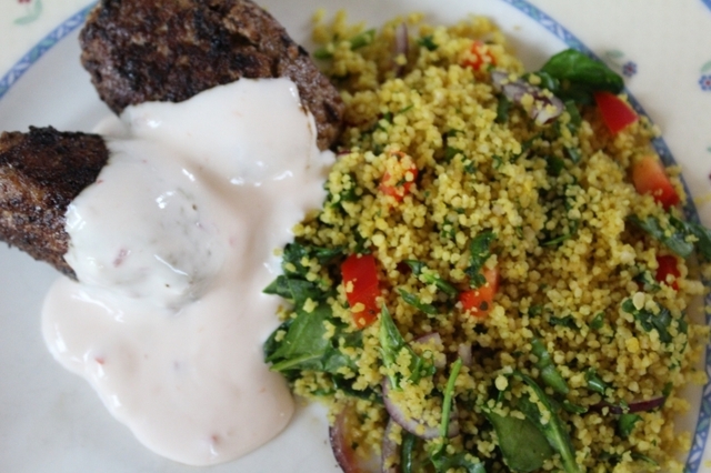 Kryddiga köttfärsbiffar med bulgur och sweet chilisås