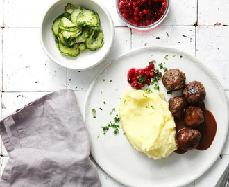 Köttbullar med potatismos, gräddsås, gurka och lingon