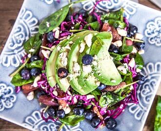 Lyxig sallad med avokado, aprikoser och blåbär